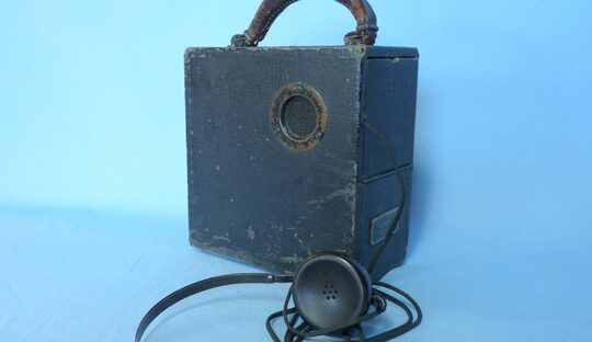 Il primo apparecchio acustico elettronico spegne 100 candeline