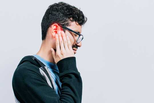 Otite media secretiva: deep learning e otoscopia per prevedere la perdita uditiva conduttiva