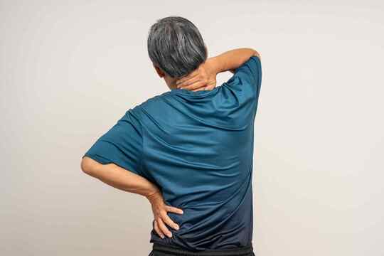 Controllo della postura: benefici degli apparecchi acustici 